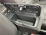 アームレストは収納になっています。運転席から簡単に手が届くので、手元に置いておきたいものの収納に大活躍します。