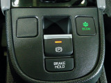 電子パーキングはホールドブレーキまで装備しております。信号等で停車する度にフットブレーキを踏むのを軽減してくれます。