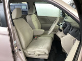 フロント広々、ベンチシートの運転席は、ハイトアジャスターが付いているので、快適にドライブができます。ハンドルはチルトステアリングで、ハンドル位置を上下に調節できます。