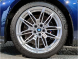 BMWの純正アロイホイールは軽量かつ強度にも優れているホイールで走行性能を引き上げる設計になっております。足元にもBMWは妥協がなくこだわっている個所になります。