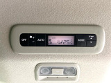 【リアオートエアコン】広い後部座席には必須の機能!風量や温度を自動で調整し前席と同様な車内環境にしてくれるリアオートエアコンを装備。夏の暑さも冬の寒さもストレスなく快適にお過ごしいただけます♪