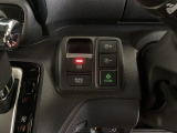 セレクトレバーの右に電子制御パーキングブレーキがあります。スイッチひとつで、停車した地点の傾斜などをシステムが検知・判断してブレーキ力を自動的に最適制御し、しっかり停車できるパーキングシステムです。