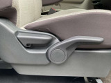 運転席シートリフター(ラチェット式)で、座面の高さも上下に動き、体格にあわせて調整ができ広々でゆったり運転できます♪