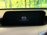 【8.8インチマツダコネクト】車内の雰囲気にマッチした大型のディスプレイ。スマホ接続でのナビ使用やBluetooth再生等、様々な機能が楽しめます。直感的なダイヤル操作が可能で、使い勝手も良好です。