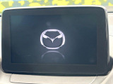 【8インチマツダコネクト】車内の雰囲気にマッチした大型のディスプレイ。スマホ接続でのナビ使用やBluetooth再生等、様々な機能が楽しめます。直感的なダイヤル操作が可能で、使い勝手も良好です。