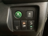 Hondaセンシング用の、VSA(ABS+TCS+横滑り抑制)解除と路外逸脱抑制機能のオンオフスイッチなどはハンドルの右側に装備しています。燃費に役立つECONボタンもここです。