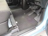 【フロントのフロアマット】前席はフロアマット付きです。大きな汚れもなく、使用感も少なめで綺麗な状態です。