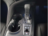 シフトレバーは使いやすい位置にあります。カップホルダーもこちら。電動パーキングブレーキとホールド機能搭載です。
