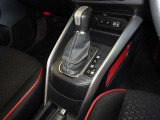 操作が楽なフロアシフトです、レバー式パーキングブレーキで足元インパネ周りもすっきりしています。