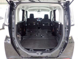 セカンドシートを倒すとさらに広々のラゲッジスペース