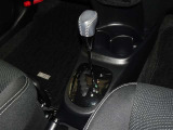 操作が楽なフロアシフトです、レバー式パーキングブレーキで足元インパネ周りもすっきりしています。