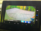 【バックカメラ】駐車時に後方がリアルタイム映像で確認できます。大型商業施設や立体駐車場での駐車時や、夜間のバック時に大活躍!運転スキルに関わらず、今や必須となった装備のひとつです!