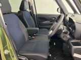 運転席も広くゆとりのある室内です