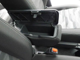 運転席と助手席の間には、蓋付きタイプのコンソールボックス。肘掛けにもなるので、便利です。