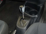 操作が楽なフロアシフトです、レバー式パーキングブレーキで足元インパネ周りもすっきりしています。