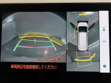 パノラミックビューモニター付きです。車両を上から見たような映像をモニター画面に表示。運転席からの目視では見にくい、車両周辺の状況をリアルタイムでしっかり確認できます。