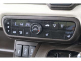 フルオートエアコンが装備されています!お好みの温度設定をするだけでエアコンの風量やモードの切り替えを自動でコントロールしてくれます!ユーザーの操作が少なく燃費走行にもつながります!