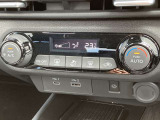 オートエアコンです!ボタンでの簡単な操作で室内を快適な温度にしてくれますので、夏場や冬場でも快適なドライブができます。