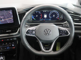 Volkswagen全車共通の上質な本革を使用した手触りのしっとりとしたステアリングです。唯一素肌が触れるハンドルは上位モデルと同じ握り心地になっております。