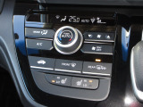 エアコンはオートエアコンでお好みの温度調整が出来、オールシーズン快適にドライブできます!フロントシートの座面に2段階調節のシートヒーターを内蔵。身体を直接温めることができます。