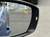 ブラインドスポットディテクション。後方死角ゾーンの車両を検知するとミラー先端のインジケーターが点灯、安全な車線変更をサポートします。