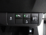 パーキングセンサーや横滑りを防ぐVSA等のスイッチ類は運転席の右側、手の届きやすい位置にあります。