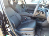 運転席はパワーシート付きです