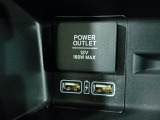【POWEROUTLET】12V電源ソケットを設置しております。周辺機器の充電にご利用頂けます!便利な充電用USBジャックも付いています