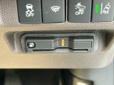 有料道路をキャッシュレスで通行できるETC車載器付きです。運転席足元に設置されています。ETCセットアップ費用は含まれておりません。別途必要となります。