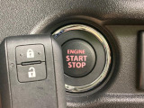【キーレススタートシステム】カバンやポケットに入れたままでもドアの施錠・解錠が可能なスマートキーを装備。エンジンのオン・オフ時もカギを取り出す必要が無いからとっても便利です♪