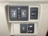両側電動スライドドアは運転席から操作ができるよう、操作スイッチが付いています。ヘッドライレリベライザーのスイッチやHondaセンシング用のVSA解除スイッチなどもあります。