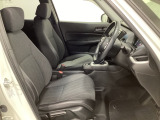 広い足元にゆったり座れるシートは長距離の運転でも疲れにくいシートです。女性でも運転がしやすいようにシートの高さ調整機能(シートリフター)がついています。