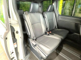 後部座席も気になるようなキズ・汚れやへたり等、大きなダメージはなく、良好な状態です。