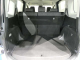 大きく開くラゲッジスペースです 左右独立でリアシートが倒れるので長尺の荷物も積むことが可能です アレンジ次第で有効活用が可能です