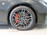 純正のアルミホイール装着車です。