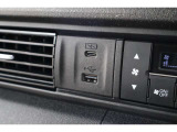 USBオーディオ用ソケットがついていますので携帯電話などを接続すれば音楽等の再生が可能です!充電用ソケットもございます!