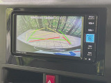 【バックカメラ】駐車時に後方がリアルタイム映像で確認できます。大型商業施設や立体駐車場での駐車時や、夜間のバック時に大活躍!運転スキルに関わらず、今や必須となった装備のひとつです!