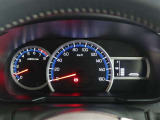 とっても見やすいメーターです。夜間時はラグジュアリーな気分にさせてくれる照明が魅力ですので、夜のドライブも楽しみになりますよ♪
