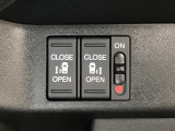 リアドアは乗り降りに便利な両側電動スライドドアです。また運転席に座っていながらスイッチ操作で自在にスライドドアを開け閉めできます。