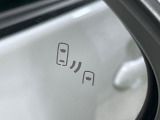 【ブラインドスポットモニター】走行中、ドアミラーの死角になりやすい箇所に後続車が接近するとサイドミラーのレンズに警告を表示!ドライバーに注意喚起をしてくれます。