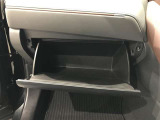 【グローブボックス】収納も充実