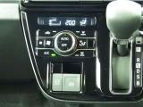 オートエアコンを装備しておりますので、四季を通じて車内を快適な温度に保つことが出来ます!高級感が有りますね!