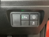 Hondaセンシング用の、VSA(ABS+TCS+横滑り抑制)解除と路外逸脱抑制機能のオンオフスイッチなどはハンドルの右側に装備しています。