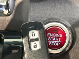 【Hondaスマートキー】カバンやポケットに入れたままでもドアの施錠・解錠が可能なスマートキーを装備。エンジンのオン・オフ時もカギを取り出す必要が無いからとっても便利です♪