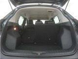 2列目シートを倒すことで、大変広いラゲッジスペースとなります。大きな荷物を積んだりと様々な用途にご利用いただけます。