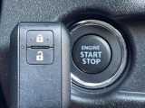 【キーレススタートシステム】カバンやポケットに入れたままでもドアの施錠・解錠が可能なスマートキーを装備。エンジンのオン・オフ時もカギを取り出す必要が無いからとっても便利です♪