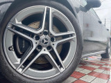 ●純正18インチアルミホイール:輸入車ならではの卓越した走りを支えるホイールと足回りです!日本車の走りに慣れている方にもぜひ体感して頂きたいほど、高いレベルでまとまっています!