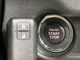 【キーレススタートシステム】カバンやポケットに入れたままでもドアの施錠・解錠が可能なスマートキーを装備。エンジンのオン・オフ時もカギを取り出す必要が無いからとっても便利です♪