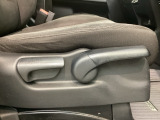 シートハイトアジャスターが付いているので運転姿勢を調整するのに便利ですね。身長に合ったシートポジションは安全運転や疲労軽減にもつながります。