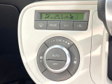 【オートエアコン】一度お好みの温度に設定すれば、車内の温度を検知し風量や温度を自動で調整。暑い&hellip;寒い&hellip;と何度もスイッチ操作をする必要はありません。快適な車内空間には必須の機能ですね♪